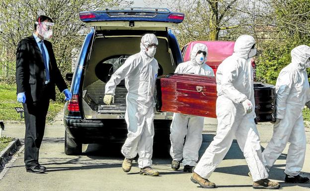 Las funerarias alavesas urgen material de protección al Gobierno ante la «escasez» de mascarillas y buzos