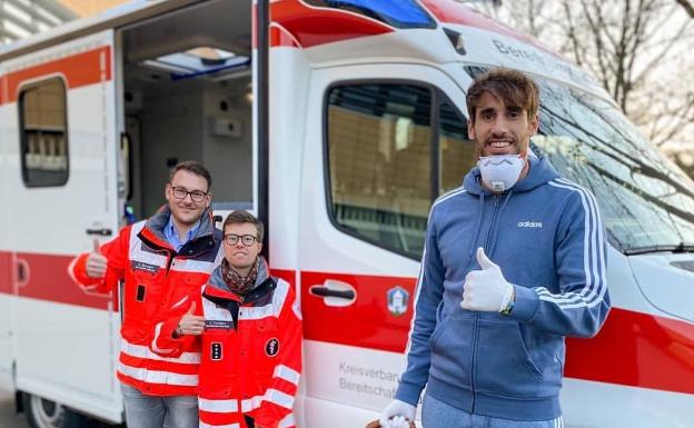 Javi Martínez reparte comida de casa en casa a las personas mayores
