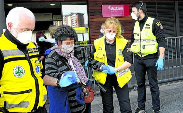 Osakidetza desaloja residencias en Bilbao para improvisar hospitales de contagiados