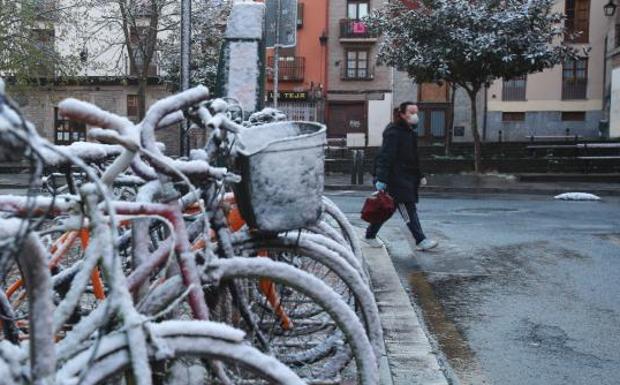 La nieve vuelve a asomarse este martes a Álava