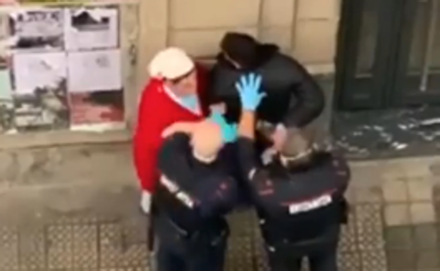 El el jefe de la Ertzaintza en Bilbao anima y reconoce el "esfuerzo" de sus agentes durante la cuarentena