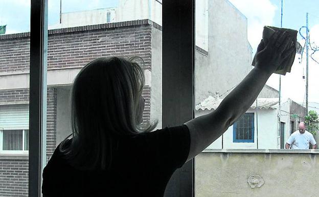 Las empleadas del hogar esperan el anuncio de ayudas