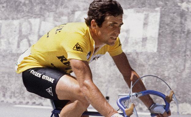 Hinault subasta un maillot amarillo para fabricar mascarillas