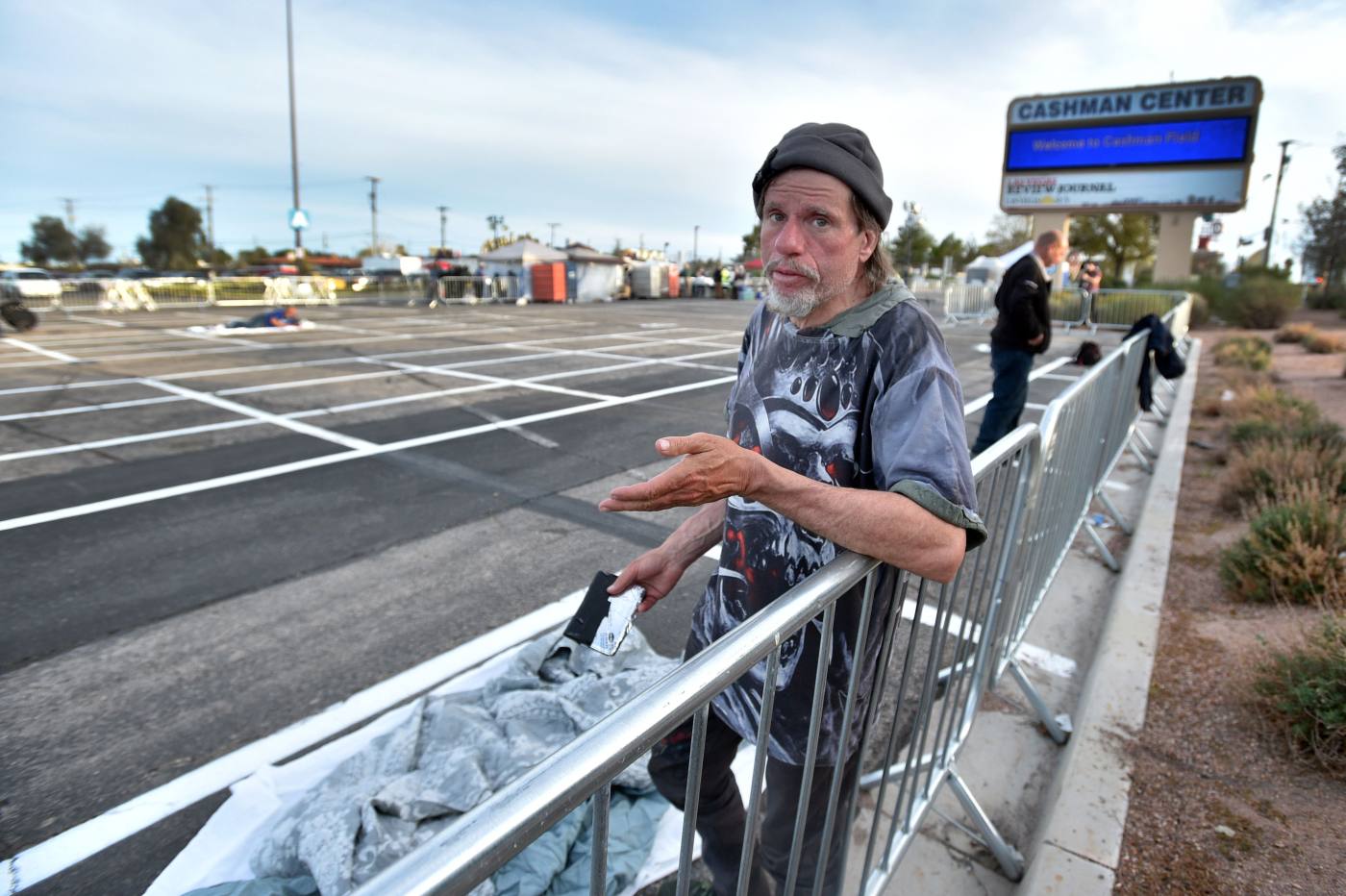 Un albergue para homeless en un parking al aire libre en Las Vegas