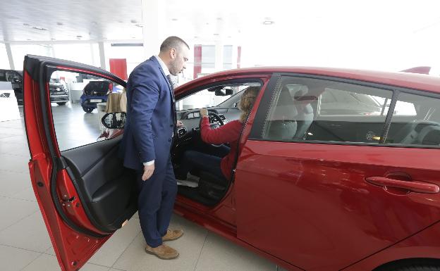 La venta de coches se desploma un 78% en Euskadi por el cierre de los concesionarios