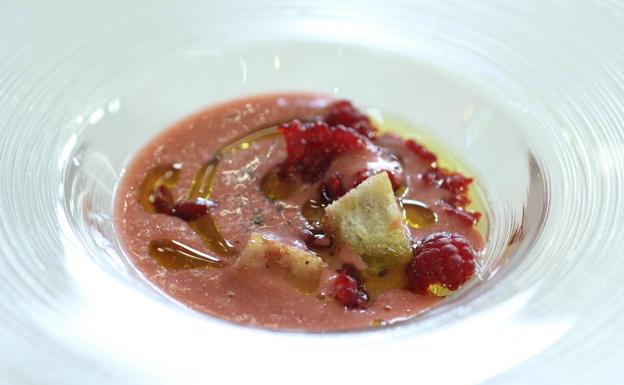 Sopa fría de tomate y frutos rojos