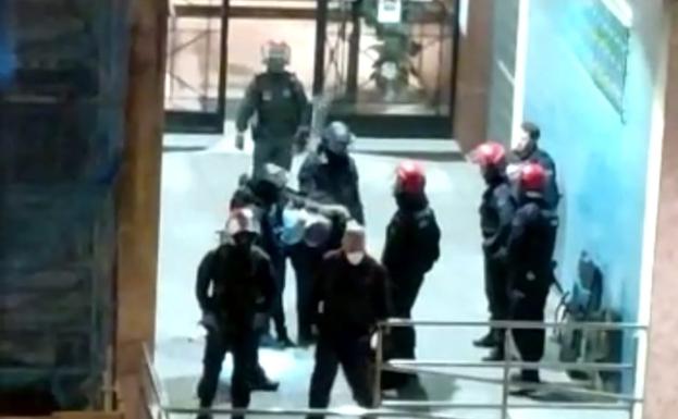 Detenido por lanzar macetas por la ventana y pegar a un ertzaina en Txurdinaga