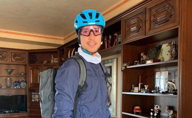 Un ciclista del Astana reparte medicinas a los ancianos