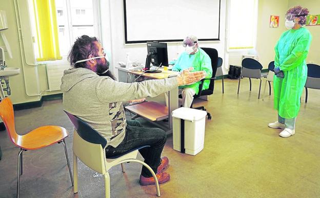 Ambulatorios con las salas de espera vacías y centralitas que «echan humo»