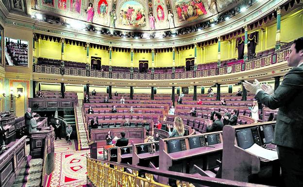 Los partidos se apresuran ahora a renunciar a las dietas de los diputados durante el parón