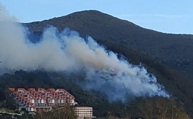 Un cortocircuito en el tendido eléctrico originó el incendio de Ibarrangelu