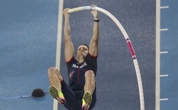 El pertiguista Lavillenie salta 5,61 metros en el jardín de su casa
