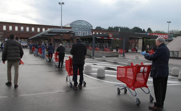 Las colas se alargan en los supermercados ante la llegada de la Semana Santa