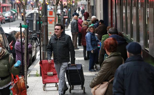 Colas en supermercados y tiendas de alimentación de Vitoria antes de Semana Santa