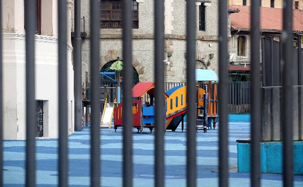 «No descartamos la vuelta a las aulas progresiva de los escolares», asegura la consejera de Educación