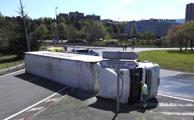 Herido leve al volcar su camión en la rotonda del Carrefour en Sestao