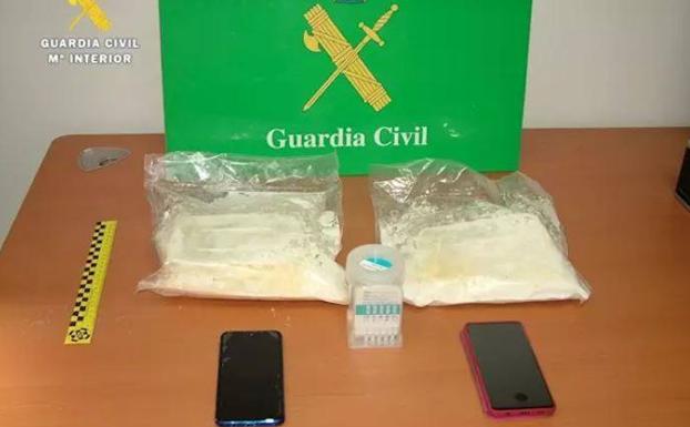 Dos vizcaínos detenidos en Villasana por saltarse un control y tirar casi dos kilos de speed