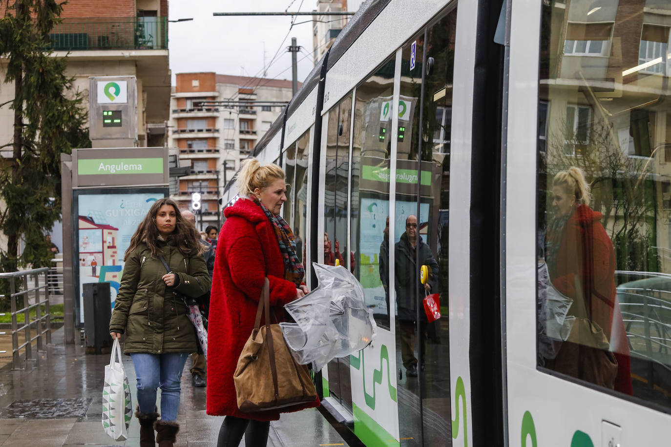 El tranvía de Vitoria recupera los servicios de refuerzo el martes tras el fin del parón laboral