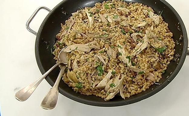 Fideos con restos de pollo