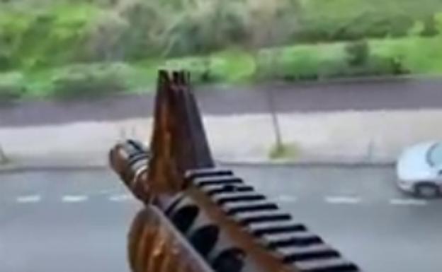 Identifican a un hombre que se grabó con un fusil en la ventana de su casa