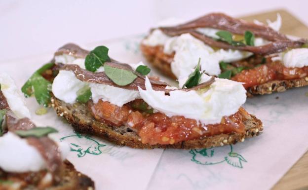 Pincho de tomate, mozzarella y anchoas