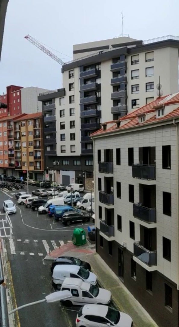 Vecinos de Santurtzi animan el vecindario con Paquito el Chocolatero