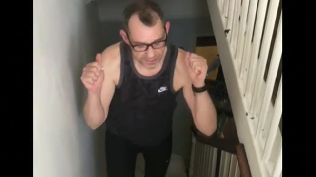 Un escalador británico escala el monte Everest confinado en su casa