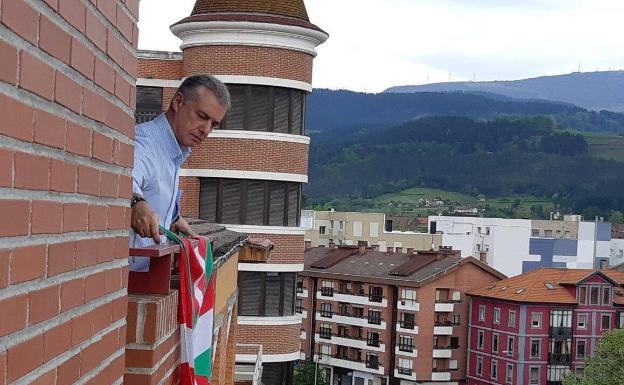 El nacionalismo celebra el Aberri Eguna en los balcones y en las redes