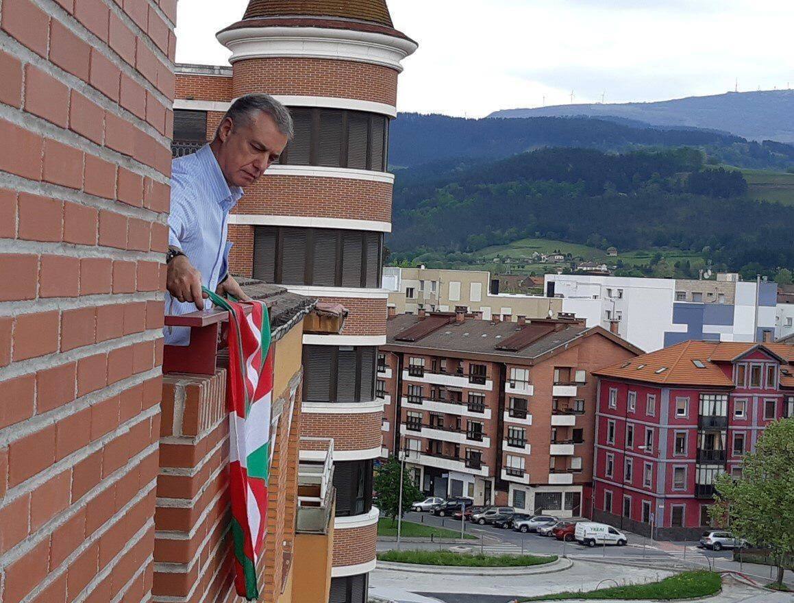 Urkullu coloca la ikurriña en el balcón de su casa en Durango