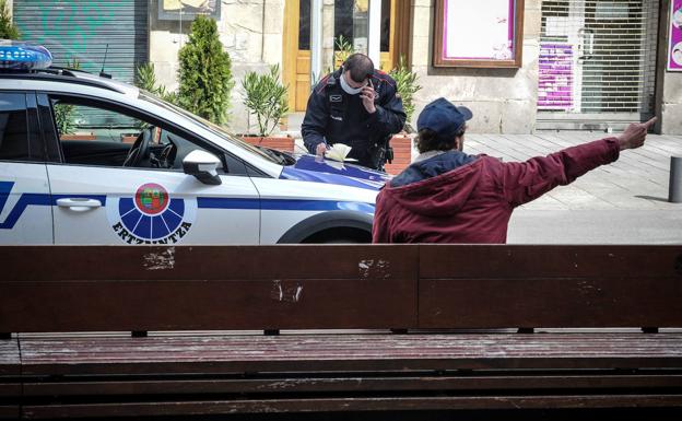 Una mujer de un pueblo de Álava dispara al aire irritada por el ruido de los gallos de un vecino