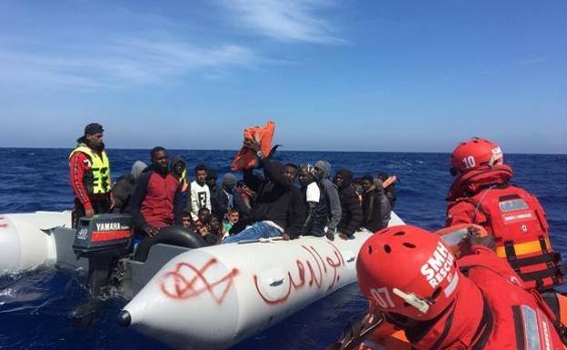 El 'Aita Mari' presta ayuda a una zodiac con 47 personas en la zona de rescate de Malta