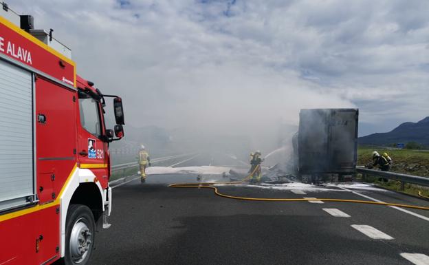 El incendio en el remolque de un camión obliga a cortar la A-1 a su paso por Salvatierra