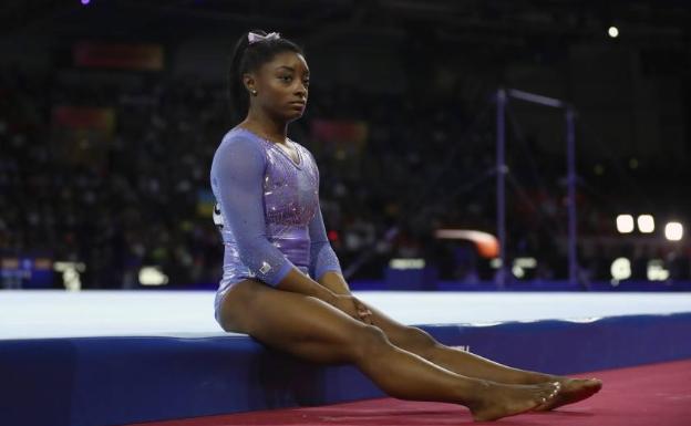 Simone Biles y su reto imposible: se quita los pantalones haciendo el pino