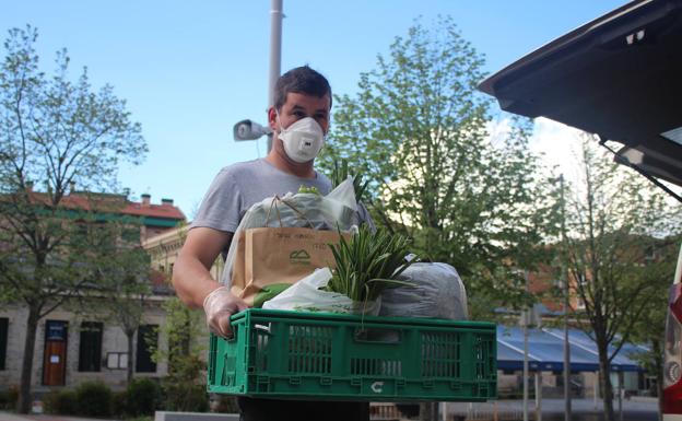 «Llevamos los pedidos a casa porque no hay mercados»