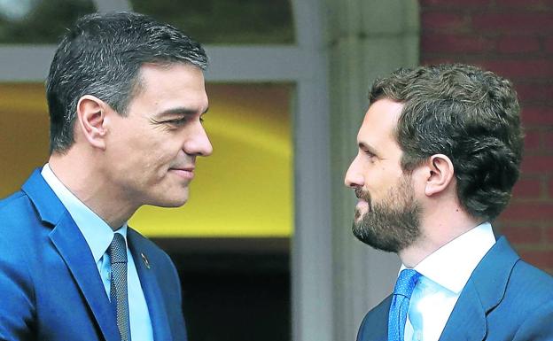 Sánchez choca con la reticencia de los partidos y halla algo de oxígeno en los agentes sociales
