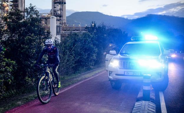 «La gente cree que te escaqueas de la cuarentena, pero la bici es lo más seguro»
