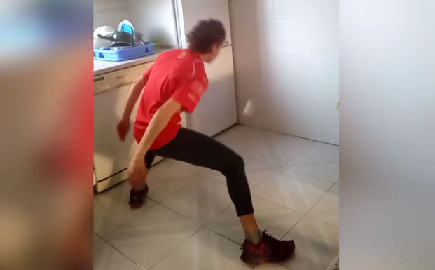 A falta de frontón... la pelotari Patri Espinar entrena en la cocina