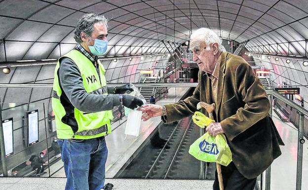 El reparto de las mascarillas se extiende a otros lugares públicos concurridos