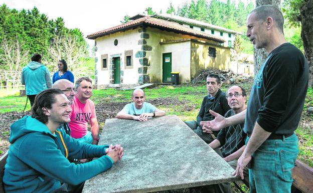 Terapeutas de Etorkintza se encierran con su grupo de internos en Kortezubi