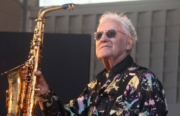 Muere víctima del coronavirus el saxofonista Lee Konitz, que moldeó junto a Miles Davis el cool jazz