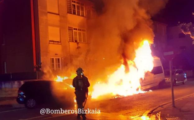 Un incendio en un contenedor de Berango provoca daños en dos vehículos