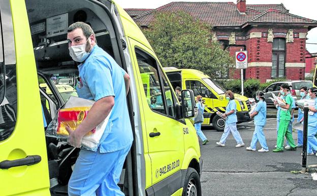 La DYA traslada a los sanitarios en bus a residencias para hacer test