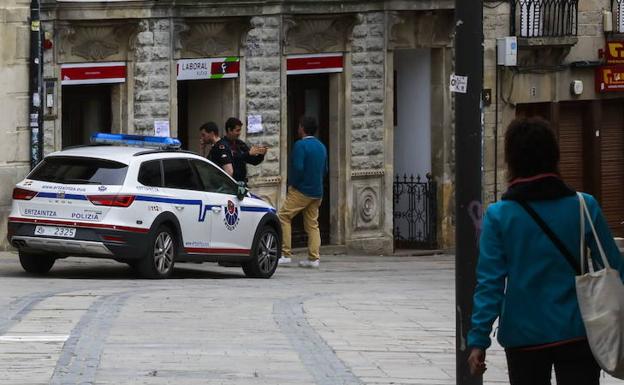 Pone un cuchillo en el cuello a su pareja y hiere a su bebé en Agurain