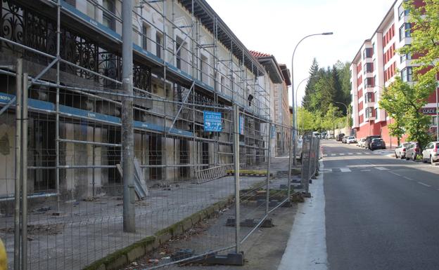La calle Lamuza de Llodio se queda sin tilos