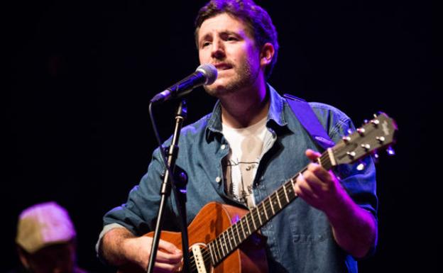 'Kolorez jantzitako egunak' abestia ekoitzi du Josu Bergara kantautore bizkaitarrak