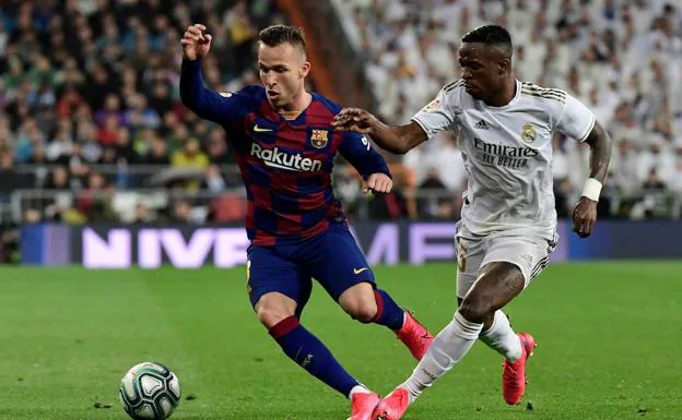 Arthur drives the ball against Vinicius in the March 1 classic. 