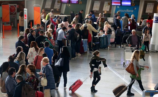Miles de personas en el aeropuerto, en la estación, en la romería...