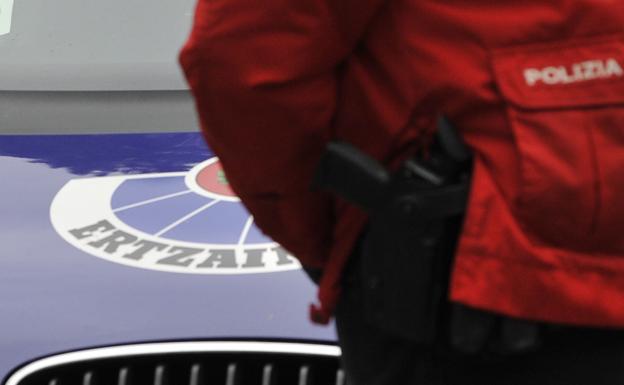 Tres detenidos por traficar con drogas en una vivienda de Portugalete