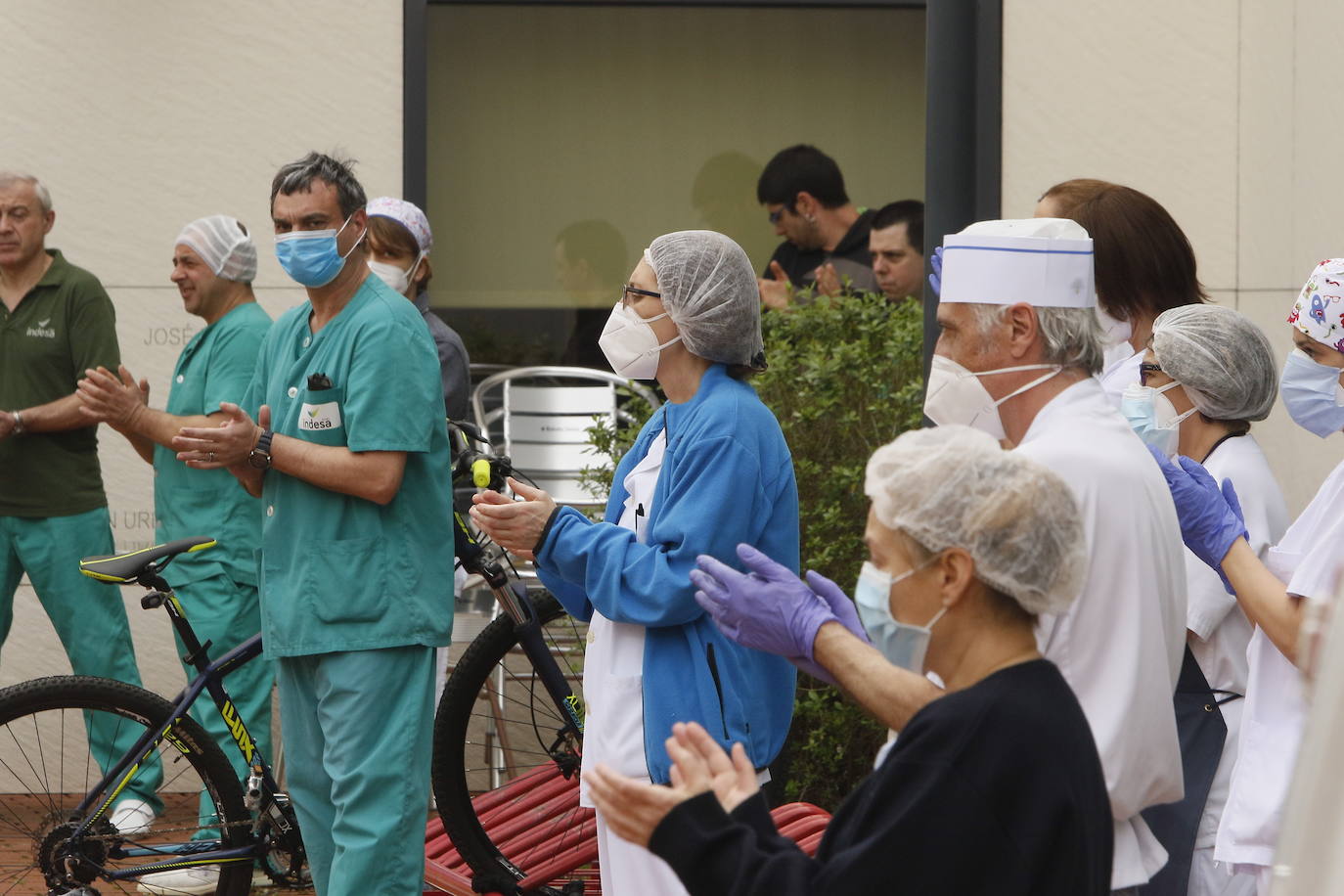 Trabajadores de geriátricos protestan tras la muerte de un sanitario en Vitoria