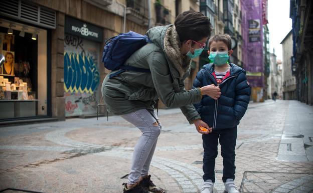 Voluntarios repartirán el domingo mascarillas para los niños en Bilbao